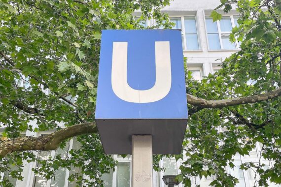 U-Bahn-Station in Berlin, Trauer um verstorbenen Jugendlichen nach Stromschlag.