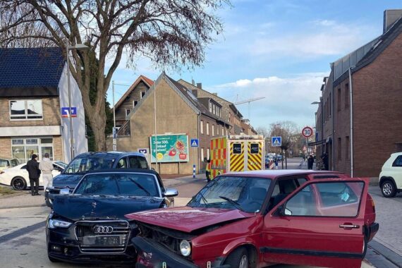 Unfallstelle mit drei beschädigten Fahrzeugen in Baesweiler, Polizei und Rettungskräfte vor Ort.