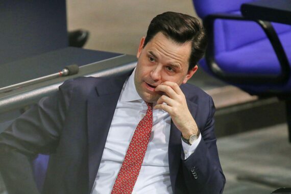 Johannes Winkel spricht gegen Lockerungen der Schuldenbremse auf dem Parteitag der Jungen Union.