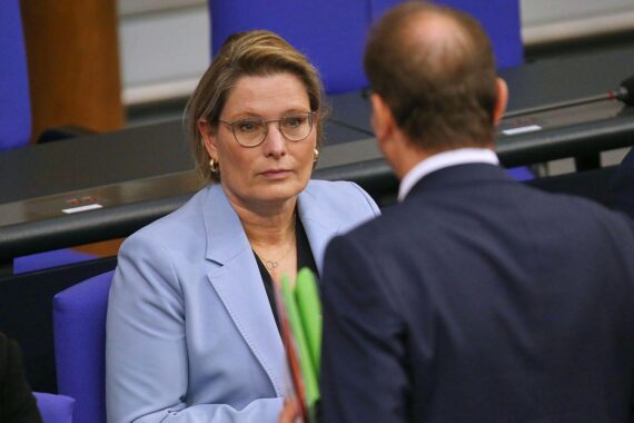 Stefanie Hubig und Alexander Dobrindt diskutieren über Datenanalyse-Software im Kontext der Polizeiarbeit.