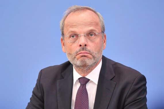 Felix Klein drückt Bestürzung über Brandanschlag auf Amtskollegen Büttner aus, Antisemitismus bekämpfen.