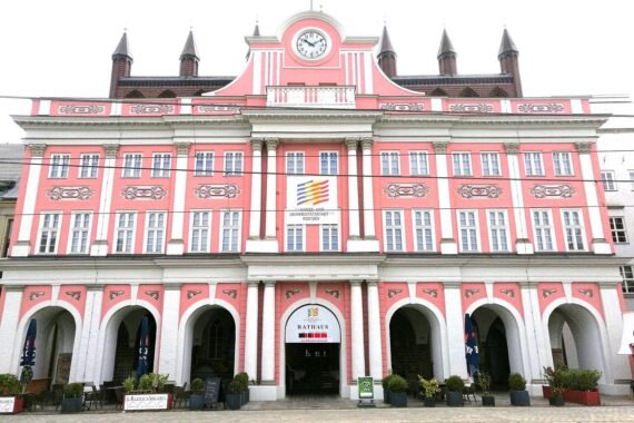 Rathaus von Rostock, Symbol für Klimafolgen wie Sturmfluten und Starkregen in Deutschland.