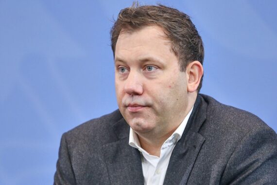 Lars Klingbeil kritisiert US-Aktion gegen Maduro und betont Bedeutung des Völkerrechts.