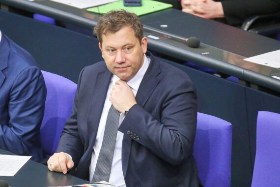 Lars Klingbeil bei einer Pressekonferenz, umgeben von Finanzdaten und Kabinettskollegen.