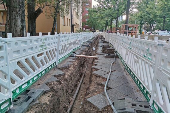 Aufgerissener Bürgersteig als Symbol für Verwundbarkeit kritischer Infrastruktur nach dem Anschlag in Berlin.