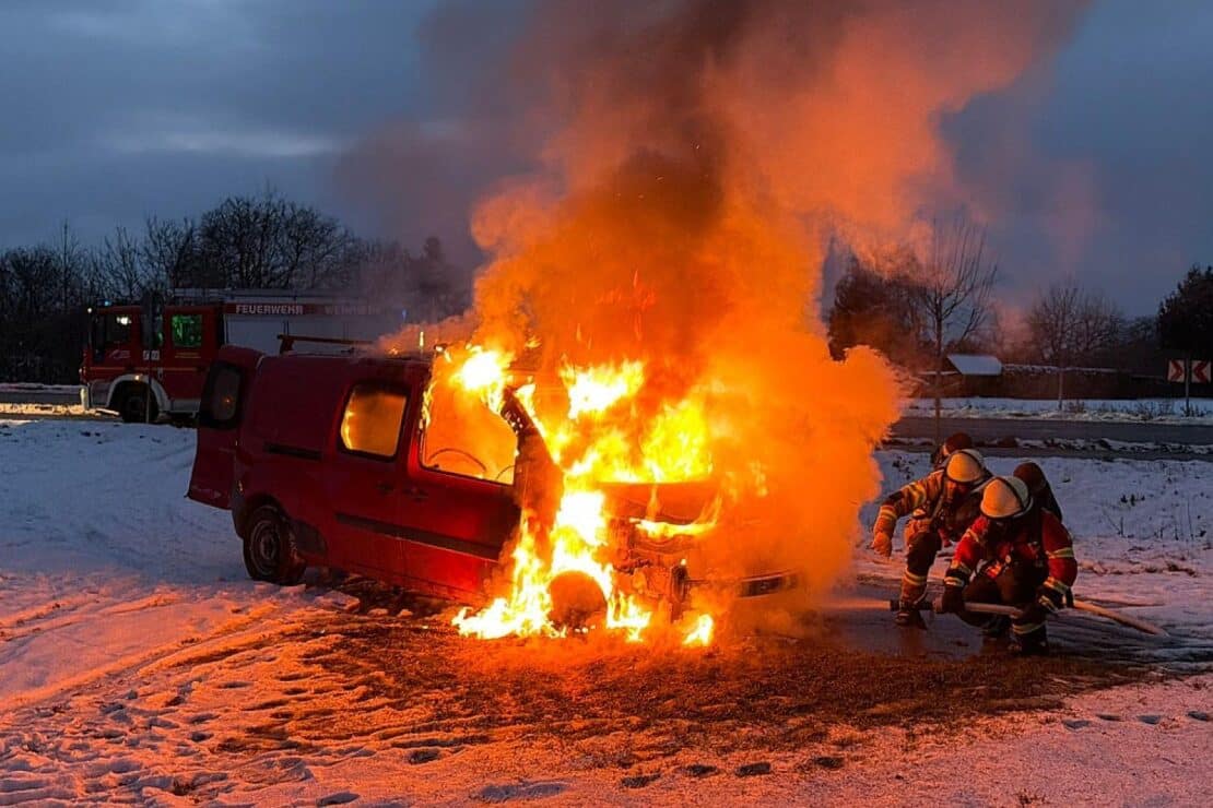 Kombi brennt auf Feld bei Weinheim vollständig aus