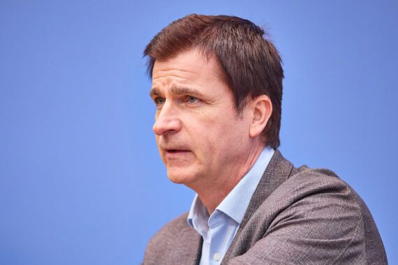 André Berghegger spricht über automatische Genehmigungen zur Beschleunigung von Verwaltungsleistungen in Deutschland.