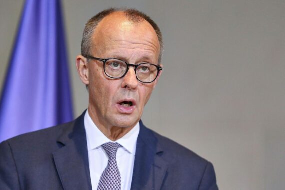 Friedrich Merz diskutiert außenpolitische Herausforderungen, Kritiker fordern klare Positionierung gegenüber den USA.