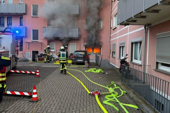 Feuerwehrlöscharbeiten in einer Pizzeria, Rauchentwicklung und Evakuierung angrenzender Gebäude.