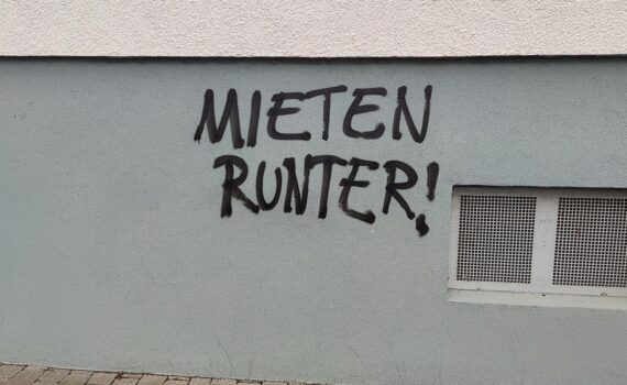 Graffiti mit "Mieten runter" – Symbol für Forderungen nach fairen Mietpreisen und mehr Transparenz.