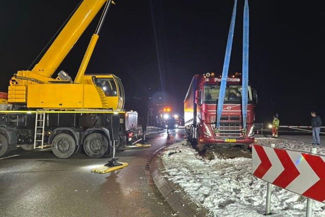 LKW-Unfall blockiert Bundesstraße 211 bei Brake