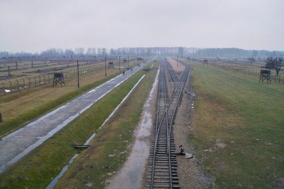 Überreichung historischer Dokumente der NS-Zeit an die Stiftung Auschwitz-Birkenau durch André Kuper.