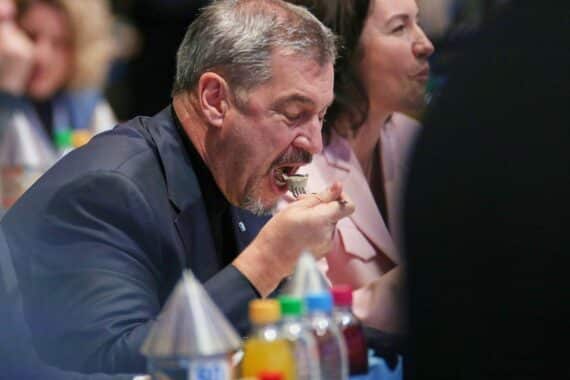 Bayerns Ministerpräsident Markus Söder zeigt Nähe zu Menschen durch Lebensstil und Social Media.