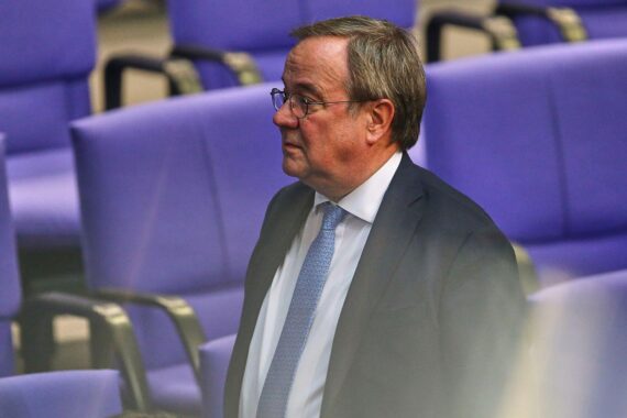 Armin Laschet, CDU, diskutiert EU-Reaktion auf US-Intervention in Venezuela im Radio.