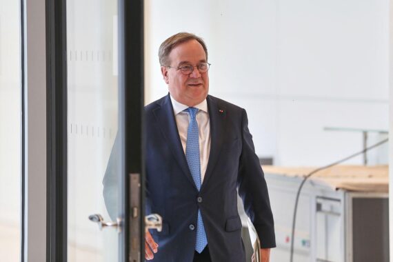 Armin Laschet spricht über den Iran und Trump in ntv-Sendung, kritische Analyse der Opposition.