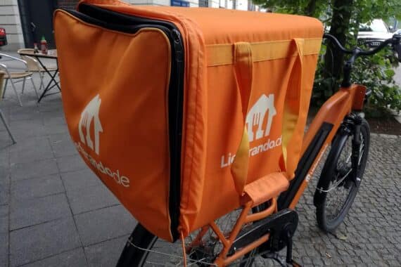 Lieferando-Fahrrad, das für bessere Arbeitsbedingungen von Essenslieferanten kämpft, steht im Fokus.