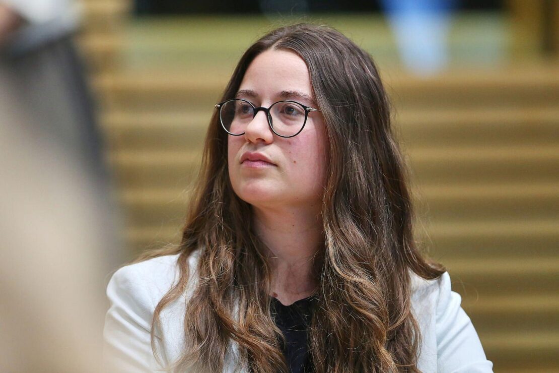 Linke-Politikerin Güngör zeigt Solidarität mit Streikenden am UKJ Jena