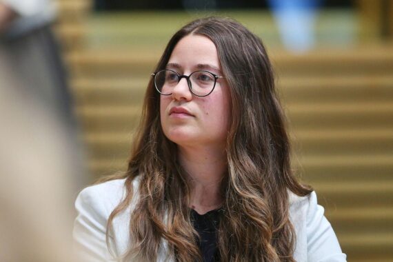 Lena Saniye Güngör besucht Streiklokal, unterstützt Beschäftigte am Universitätsklinikum Jena für höhere Löhne.