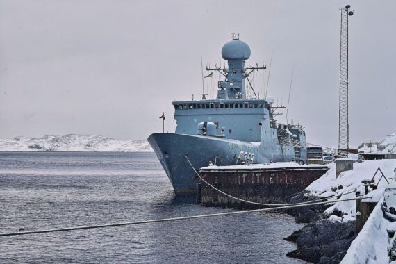 Dänisches Kriegsschiff in Grönland, militärische Kontroversen, Diskussion um Nato-Mission und Sicherheitspolitik.