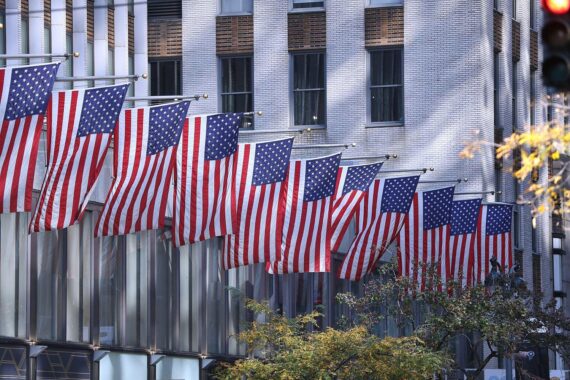 US-Fahnen im Hintergrund symbolisieren Maduros Gerichtsanhörung und die politischen Spannungen zwischen den Ländern.