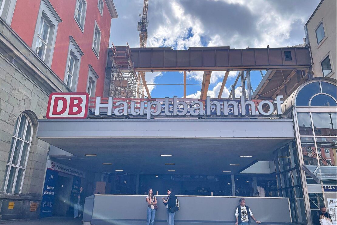 Mann entblößt sich am Münchner Hauptbahnhof