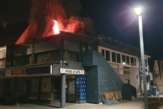 Löscharbeiten am Dachstuhlbrand in Mengen mit zahlreichen Feuerwehrkräften und explosionsgefährdeten Gasflaschen.