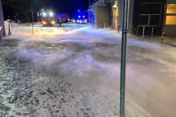 Feuerwehr rüstet sich zur Einsatzstelle mit austretendem medizinischem Sauerstoff und Nebelschwaden.