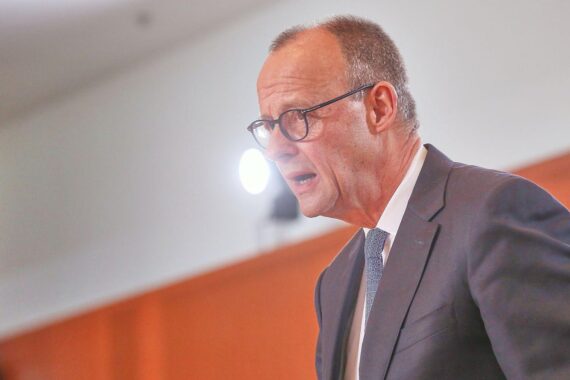 Friedrich Merz präsentiert neue Mitglieder des Rats für Nachhaltige Entwicklung im Bundeskabinett.