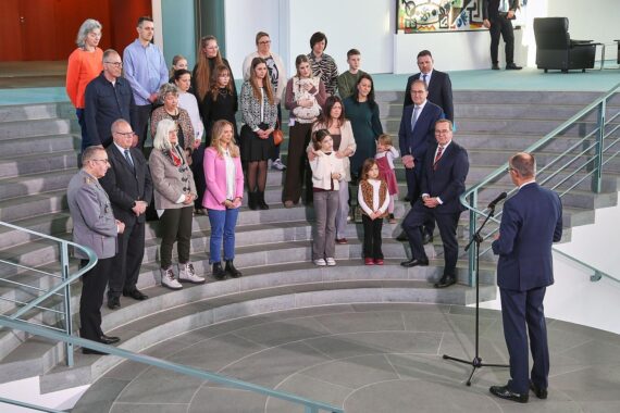 Bundeskanzler Merz empfängt Familienangehörige von Soldaten und Polizisten im Kanzleramt in Berlin.