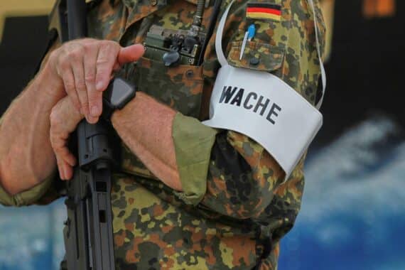 Bundeswehrsoldat in Aktion, symbolisiert Deutschlands mögliche Unterstützung für den Frieden in der Ukraine.