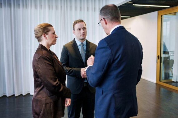 Merz, Frederiksen und Nielsen beim Treffen in Berlin; Fokus auf deutsch-dänische Zusammenarbeit und Sicherheit.