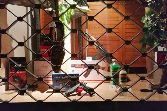 Auf dem Bild sollten legale Sportwaffen sichtbar sein, um den Artikel über Waffenbesitz zu unterstützen.