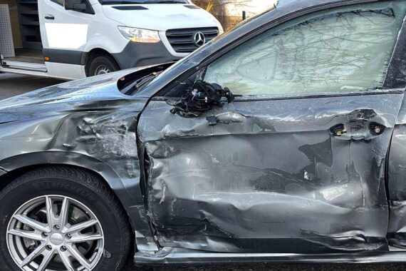 Skoda nach Verkehrsunfall mit Müllwagen abgeschleppt; leicht verletzter Autofahrer, hoher Sachschaden.