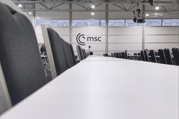 Wolfgang Ischinger diskutiert kontroverse Einladungen bei internationaler Sicherheitskonferenz in München.