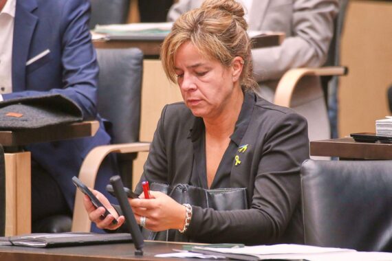 Mona Neubaur fordert stärkere Zusammenarbeit zwischen Bund und Ländern in der Verteidigungspolitik.