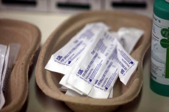 Bereitgelegte Impfspritzen symbolisieren Unterstützung für Impfgeschädigte und neue Hilfsangebote im Gesundheitswesen.