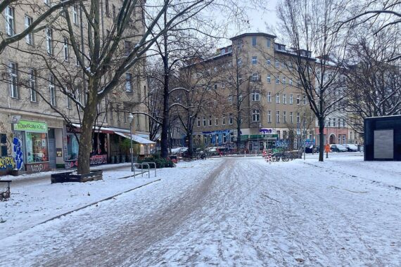 Schneebedeckte Straßen in Berlin, Menschen kämpfen mit den winterlichen Bedingungen und Unfällen.