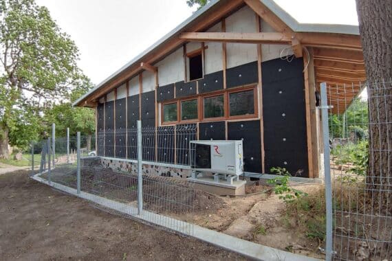 Neubau mit Wärmepumpe symbolisiert Fortschritt in der Wärmewende und nachhaltige Energieziele.