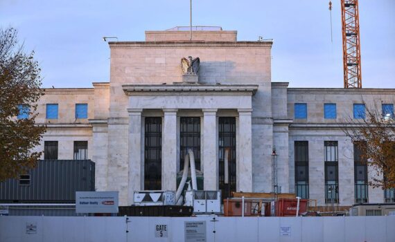 Baustelle der Federal Reserve mit Baugeräten und -arbeiten, Symbol für finanzpolitische Entwicklungen.