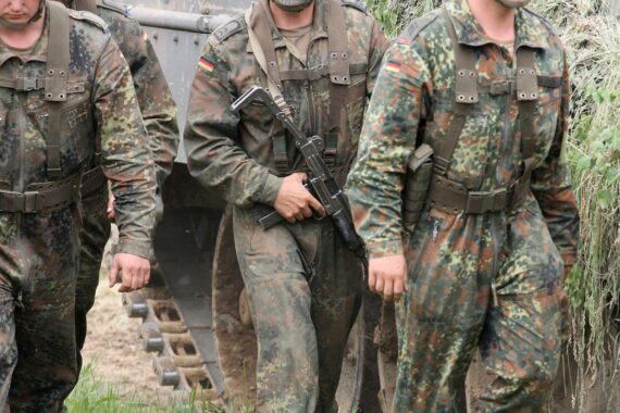Bundeswehr-Soldaten bei Übungen, symbolisieren Nato-Aufrüstung an Russlands Grenze. Sicherheit im Fokus.
