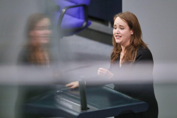 Ricarda Lang im Bundestag, symbolisch für Transparenz und Bürgerbeteiligung im Petitionsausschuss.