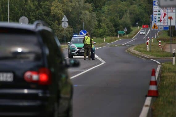 Verkehrsführung an der deutsch-polnischen Grenze, neue Fahrstreifen und Grenzkontrolle nach Umbauarbeiten.