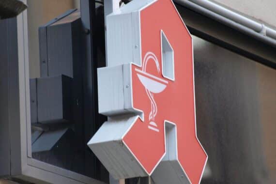 Bild einer Apotheke mit Fokus auf Arzneimittelversorgung und Unterstützung inhabergeführter Vor-Ort-Apotheken.