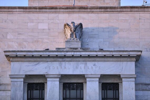 Notenbankchefs warnen vor Risiken für Fed-Unabhängigkeit, betonen Sicherheit von Goldreserven.