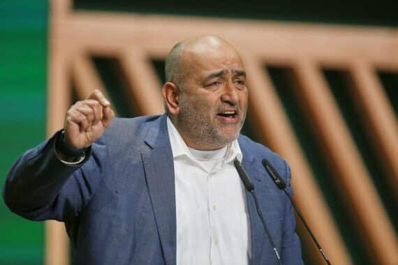 Omid Nouripour steht vor Bundstagsgebäude, plädiert für europäische Souveränität und Verteidigungsunion.