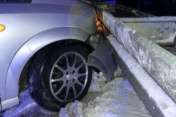 Opel prallt gegen Leitplanke nach Rutschen auf schneeglatter Fahrbahn bei Arenshausen.