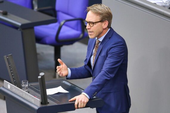 Politiker kritisieren AfD für Migrationspolitik, Alarm über autoritäre Tendenzen und Menschenrechte.