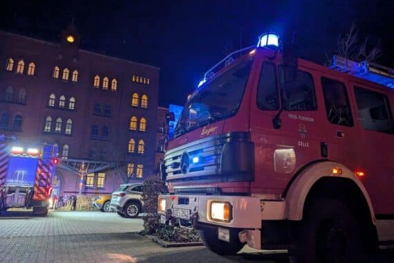 Einsatzkräfte der Feuerwehr rücken zu Rettung und Brandbekämpfung in Celle aus.
