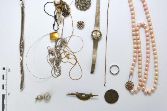 Rote Schmuckschatulle im Wald; Polizei sucht nach Eigentümer verlorener Schmuckstücke.