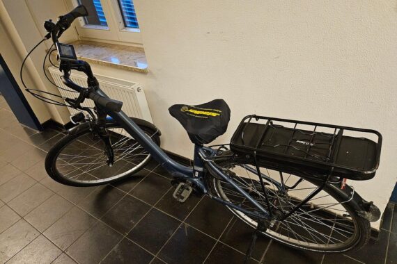 Ein blaues Pedelec der Marke Fischer, sichergestellt von der Polizei Bremerhaven.